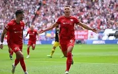 赛地聚焦——欧联转会期热度飙升；山东泰山主帅复盘；质疑声仍在；团队化学反应显著的简单介绍-开云在线登入